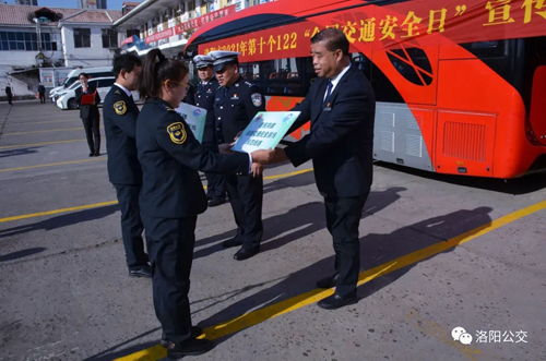 公交、交警戮力同心保安全