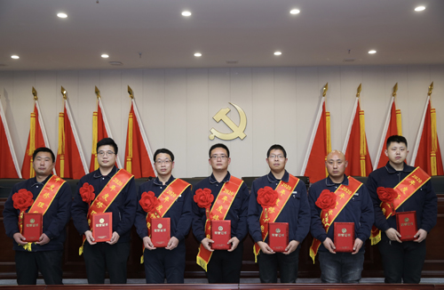 0206 修理能手從左至右依次為 邵冠峰、王寶玉、潘春樂(lè)、李龍、許特斯、韓利杰、寇增亮.jpg