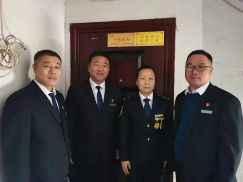 “一人得獎(jiǎng)，全家光榮” 送“牌”上門，集團(tuán)為標(biāo)兵先進(jìn)送去榮譽(yù)喜報(bào)牌匾