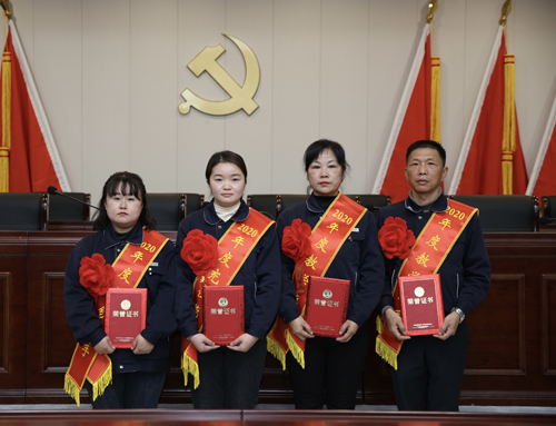 0207 從左至右依次為 點(diǎn)鈔能手王璐、充值能手孫昭娣、教學(xué)能手王慧娟、孫衛(wèi)東.jpg