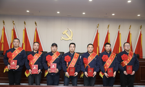 0202  標(biāo)兵從左至右依次為 苗田、尤建鵬、劉德斌、褚聰偉、王占峰、解偉強(qiáng)、馬群藝.jpg