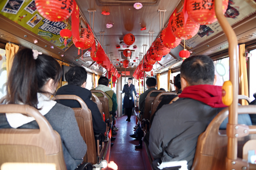 慶祝建司70周年！洛陽(yáng)公交集團(tuán)邀請(qǐng)市民代表“零距離”探秘公交03.JPG
